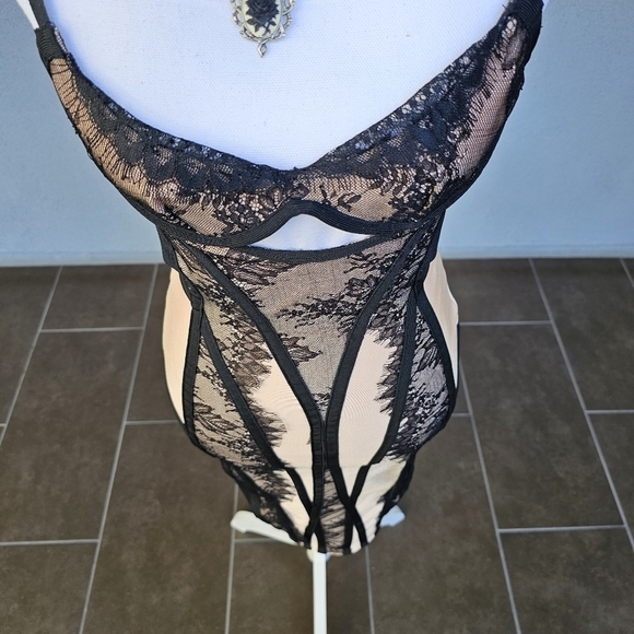 Nova Luxe ✦ Bandage Midi Dress ✦ Nude & Black Cutout Mesh w/ Lace Overlay Sz XS - Picture 12 of 17